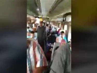 بالفيديو|| مشاجرة داخل قطار بمصر بعد صفع كمسري لمواطن أمام طفلته.. وهيئة السكة الحديد تفتح تحقيقاً عاجلاً