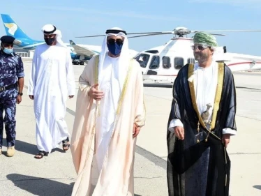 وزير الخارجية الإماراتي يصل إلى سلطنة عُمان في زيارة قصيرة