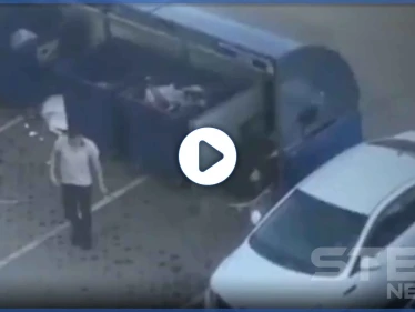 بالفيديو|| طلب منها ألا تتبعه.. رجل يحمل صديقته على أكتافه ويرميها بحاوية القمامة