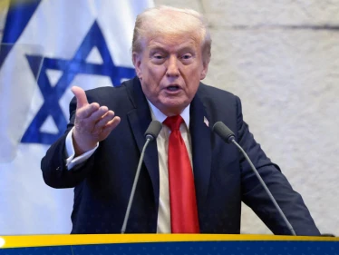 ترامب يحث رئيس إسرائيل على العفو عن نتنياهو وعضو عربي بالكنيست يقاطع خطابه رافعا ورقة