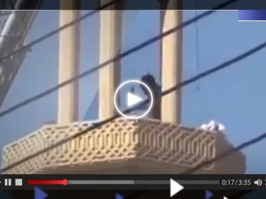 فيديو لعملية إنقاذ شاب مصري حاول إلقاء نفسه من فوق مئذنة يثير جدلاً واسعاً
