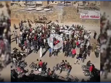 بالفيديو|| يلي بيغدر شعبة خاين.. مظاهرات بدرعا غضباً على غدر النظام السوري وحلفائه للأهالي
