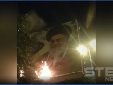 إيرانيون يحرقون صور خامنئي احتجاجاً على الظلم والفساد.. ومسؤولو نظامه يهتفون ضد أمريكا (فيديو)