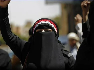 بالفيديو|| "ما بتستحيش".. نساء يمنيات يواجهن قيادي حوثي شمال صنعاء