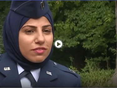 بالفيديو|| أول ضابطة محجبة في سلاح الجو الأمريكي أصرت على ارتداء حجابها ضمن عملها فساهمت بتغيير القوانين الأمريكية