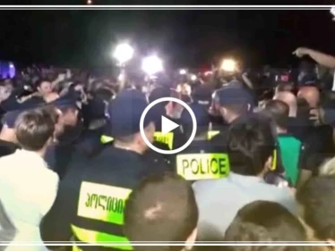بالفيديو: حشود شعبية غاضبة أمام إحدى القنوات الفضائية تطالب بمعاقبة إعلامي شتم "بوتين"
