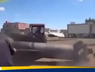 فيديو.. شاهد ماذا فعل أهالي درعا السورية بصاروخ إيراني لا يزال جزء منه مشتعلا - وكالة ستيب نيوز