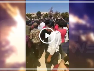 شاهد كيف يعتدي عناصر "الجولاني" على المتظاهرين في معبر باب الهوى (فيديو)