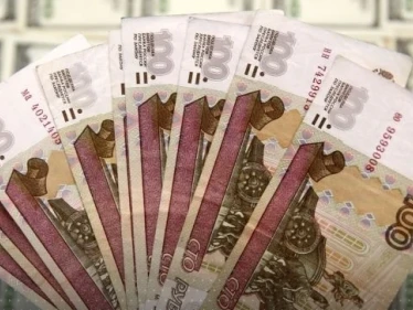 الروبل الروسي يهبط إلى أدنى مستوياته أمام الدولار منذ أبريل 2022