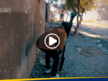 كتائب القسام تنشر مشاهد للحظة تدمير ناقلة جنود إسرائيلية في مخيم المغازي وسط قطاع غزة