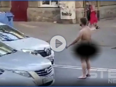 بالفيديو|| سائق يقوم بصفع رجل روسي عاري لوقوفه بمنتصف طريق مزدحم