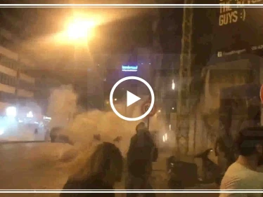 بالفيديو || مواجهات بين المتظاهرين وموالين لحزب الله على جسر الرينغ في بيروت