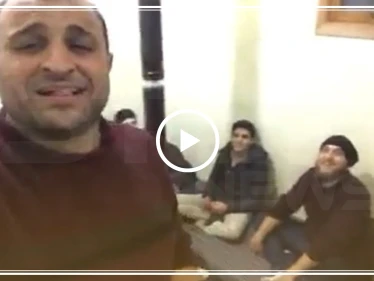 بطريقة ساخرة.. ناشطون سوريون يصفون حالتهم أثناء تعرض منطقتهم لهزّةٍ أرضية (فيديو)