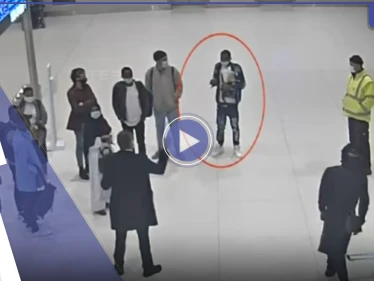 شاهد|| مصرع رجل كونغولي في مطار إسطنبول نتيجة انفجار أكياس مخدرات في بطنه.. وفيديو يوثق الحادثة