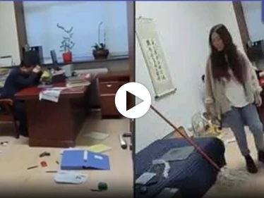 بالفيديو|| موظفة تضرب مديرها في العمل بمكنسة التنظيف بعد محاولات الأخير مضايقتها بطريقة لا أخلاقية