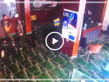 شاهد بالفيديو: مجموعة مسلحة تقتحم إحدى شركات الاتصالات بسرمدا وتعتدي بالضرب على صاحبها