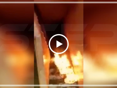 شاهد بالفيديو|| قبيل مغادرته.. مدني يحرق منزله جنوب إدلب منعًا لدخول قوّات النظام السوري إليه