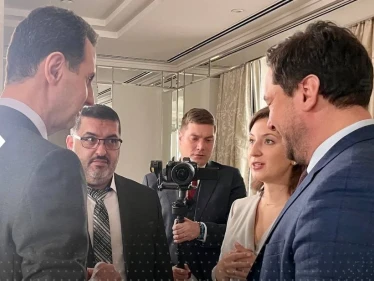 هدية مديرة قناة روسية لـ بشار الأسد تثير سخرية على مواقع التواصل.. ومغرّدون يصفونها بـ"المذلة" (شاهد)