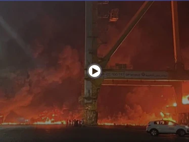 بالفيديو|| انفجار هائل يهز دبي بأكملها بعد حريق في سفينة حاويات ومسؤولة تكشف السبب