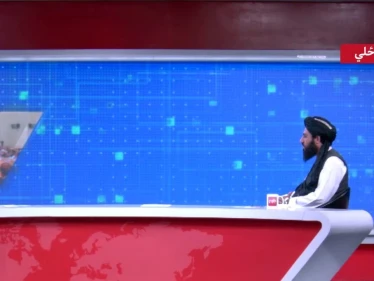 بالفيديو|| في خطوةٍ جريئة وغير مسبوقة.. مذيعة تجري مقابلة بشعرٍ شبه مكشوف مع مسؤول بحركة طالبان