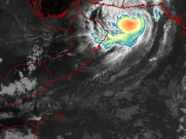 الإعصار شاهين يتحول إلى عاصفة مدارية بعد دخوله اليابسة.. والسلطات العمانية تكشف آخر تطوراته وتأثيراته المباشرة