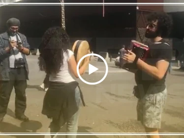فرقة موسيقية تقطع طرقات بيروت على أنغام "هيلا هيلا هو" (فيديو)