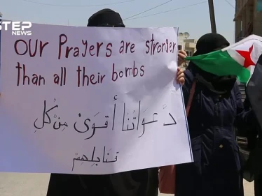 خروج مظاهرة نسائية تحت عنوان " رص الصفوف " بمدينة إدلب طالبت بإسقاط النظام وعدم الحيد عن مبادئ الثورة