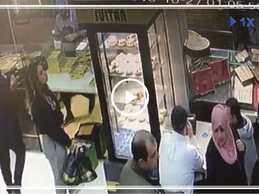 شاهد بالفيديو || ثلاث تركيات تسرقن حقيبة رجل سوري والأخير يعرض مكافئة لمن يعرفهن