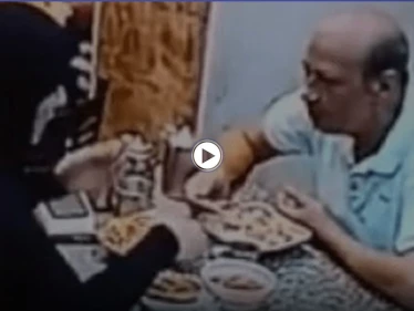 بالفيديو|| امرأة تضرب زوجها بصحن الطعام على رأسه أمام الناس وسط مكان عام وردة فعل الأخيرة مدهشة