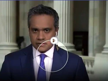 بالفيديو|| رد فعل طريف ومضحك لمذيع "CNN" عند اكتشافه صرصور على رقبته ببث مباشر