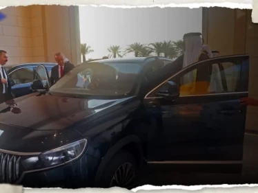 شاهد|| فور وصوله الدوحة.. أردوغان يهدي أمير قطر سيارة "توغ" والأخير يطلعه على أمر