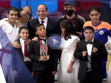بالفيديو|| حلّقت بالهواء.. الرئيس المصري يفاجئ طفلة ويحقق حلمها الذي كان مستحيلاً