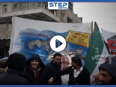 بالفيديو|| مشاجرة بمظاهرة إدلب عقب مشادة كلامية بين أحد عناصر تحرير الشام وشابة