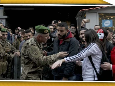 صورة شابة وجندي لبناني تشعل وسائل التواصل الاجتماعي!