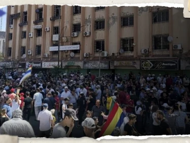 الاحتجاجات في السويداء تتواصل ومتظاهرون يقدمون "المنسف" للشرطة (فيديو)