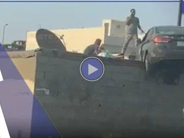 بالفيديو|| "سيارة على سطح منزل".. نهاية مفاجئة لحادث مروري بالسعودية والسلطات تتحرك