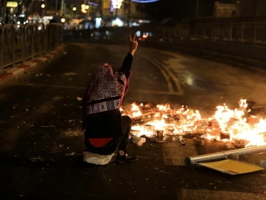 إسرائيل تعترض صاروخ من قطاع غزة واستمرار المواجهات بين الفلسطينيين والإسرائيليين في القدس