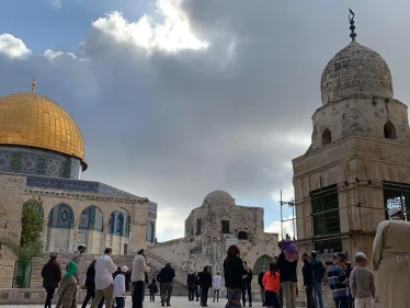 مئات المستوطنون يقتحمون باحات المسجد الأقصى بحماية من الشرطة الإسرائيلية