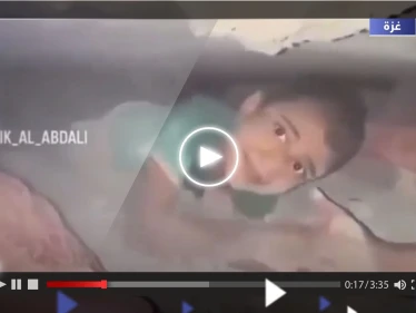 مشهد يحبس الأنفاس.. إنقاذ طفل فلسطيني من تحت الأنقاض ورد فعل غير متوقع لحظة خروجه