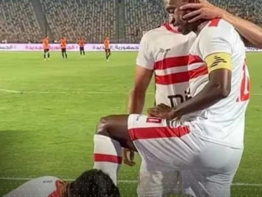 "والله من الحماس".. لاعب تونسي يعتذر بعد تقبيله قدم قائد الزمالك المصري