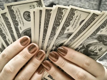 الليرة التركية تصعد بشكلٍ مفاجئ أمام الدولار الأمريكي