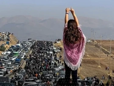 الشرطة الإيرانية تعلن تركيب كاميرات في الأماكن العامة لرصد من لا يلتزمن بالحجاب.. وتحذر