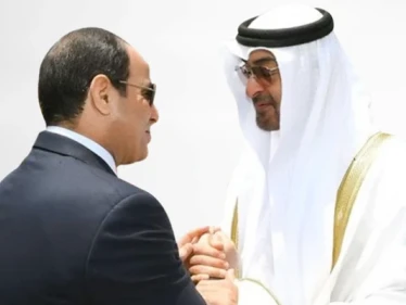 محمد بن زايد يصل القاهرة والرئيس المصري يتسقبله لبحث ملفات إقليمية ومحلية