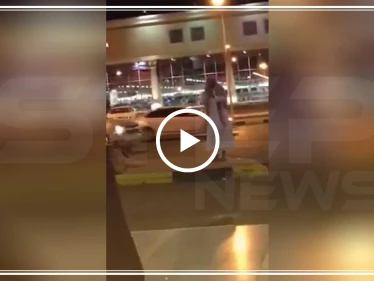 بالفيديو|| واعظ سعوديٌّ يقذف امرأة بحذائه ويصفها بالزانية