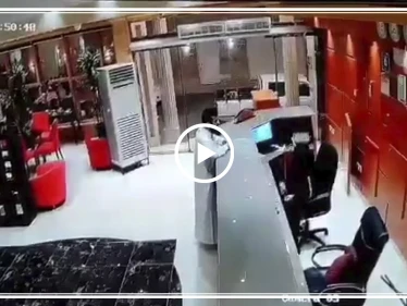 فيديو لرجل يعتدي بالضرب على موظفة سعودية يشعل مواقع التواصل الاجتماعي (فيديو)