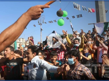ستيب نيوز ترصد خروج مظاهرة في مدينة إدلب تحت شعار "مهما حرق الأسد نحن سنبني البلد"
