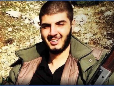 بالفيديو|| علويون وموالون للنظام السوري يخرجون غضباً على ابن عم بشار الأسد في اللاذقية