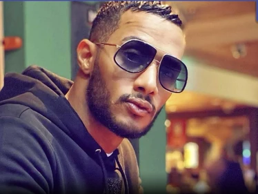 بالفيديو|| مبالغ لا تصدق.. محمد رمضان ينثر المال في غرفته بعد الحكم عليه في هذه القضية