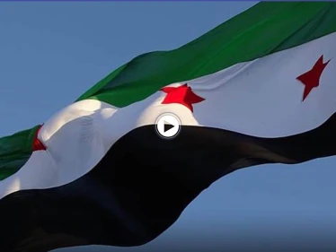 بالفيديو|| مشجع يرفع علم الثورة السورية في مباراة برشلونة وشتوتغارت
