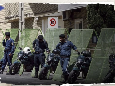 هجوم مسلح على مركز للشرطة في مدينة زاهدان الإيرانية يخلف قتيل.. وفيديو للحظة الاقتحام